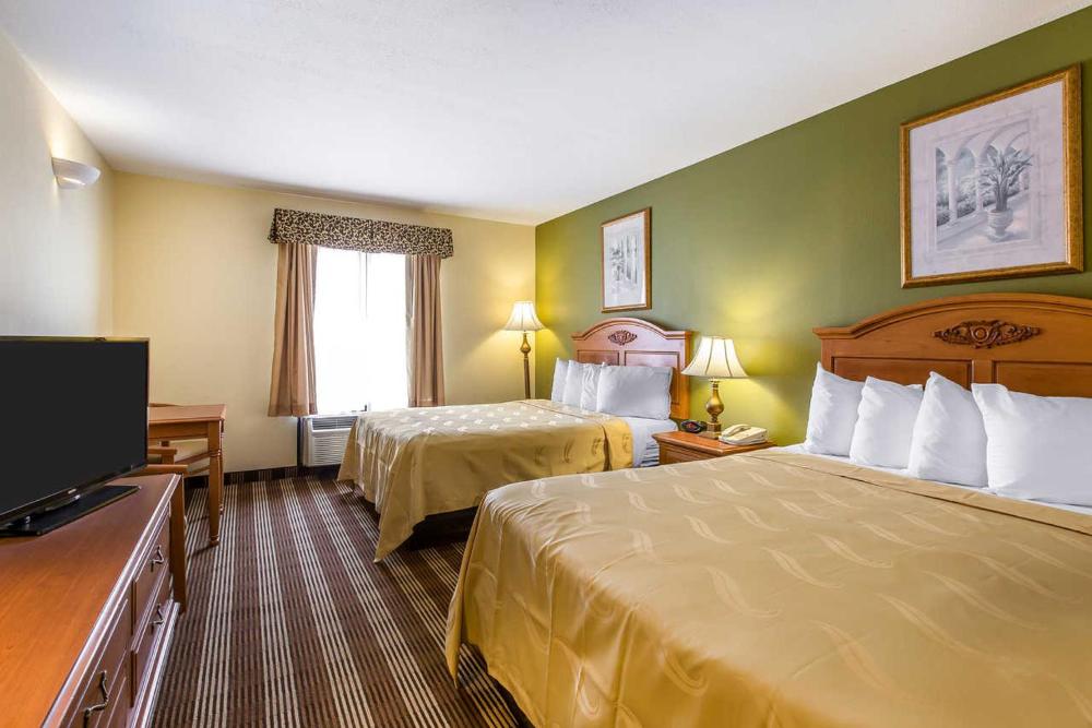 Queen Room with Two Queen Beds - Non-Smoking interior