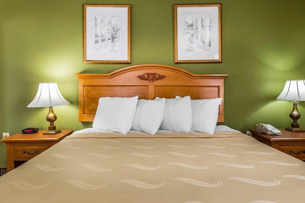 King Room with Sofa Bed and Whirlpool - Non-Smoking interior